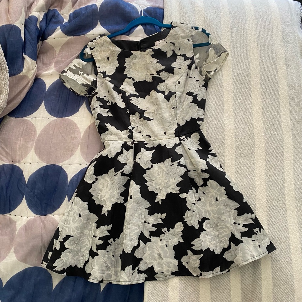 B&w floral mini jacquard dress. Size s/p
